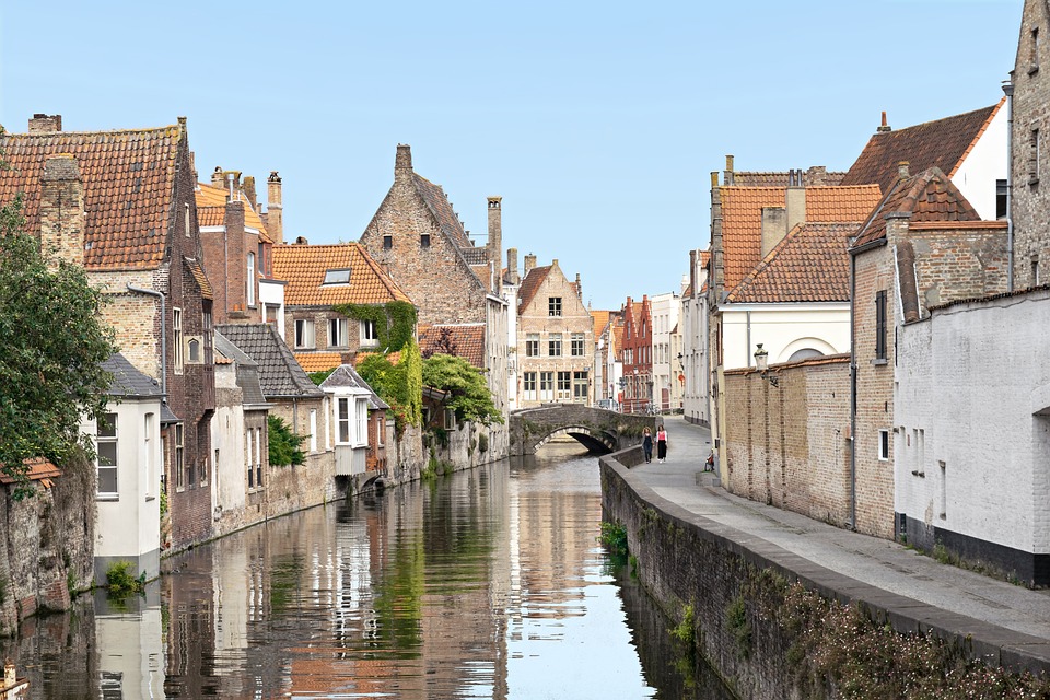 Unul dintre cele mai faimoase obiective turistice din Bruges este Piața Grote Markt, inima pulsantă a orașului. Înconjurată de clădiri istorice impresionante precum Belfortul, o turn de ceas din secolul al XIII-lea, și Provinciaal Hof, fostul Palat Provincial, piața este locul perfect pentru a începe explorarea orașului.