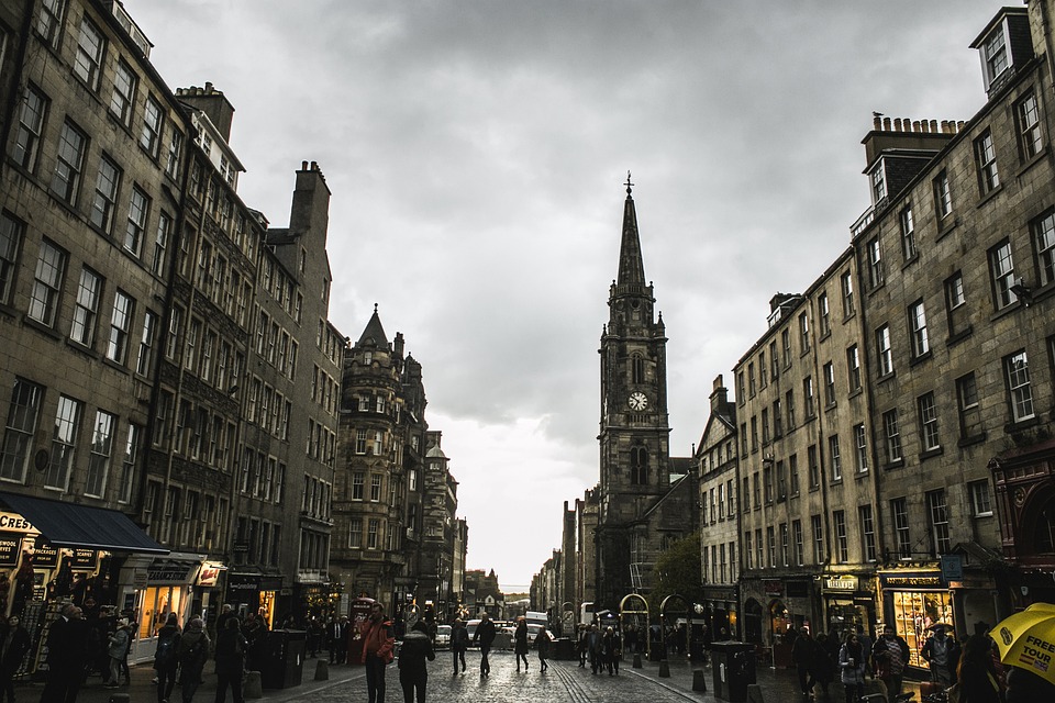 Descoperă frumusețea istorică a Edinburghului: Orașul cu obiective turistice fascinante!