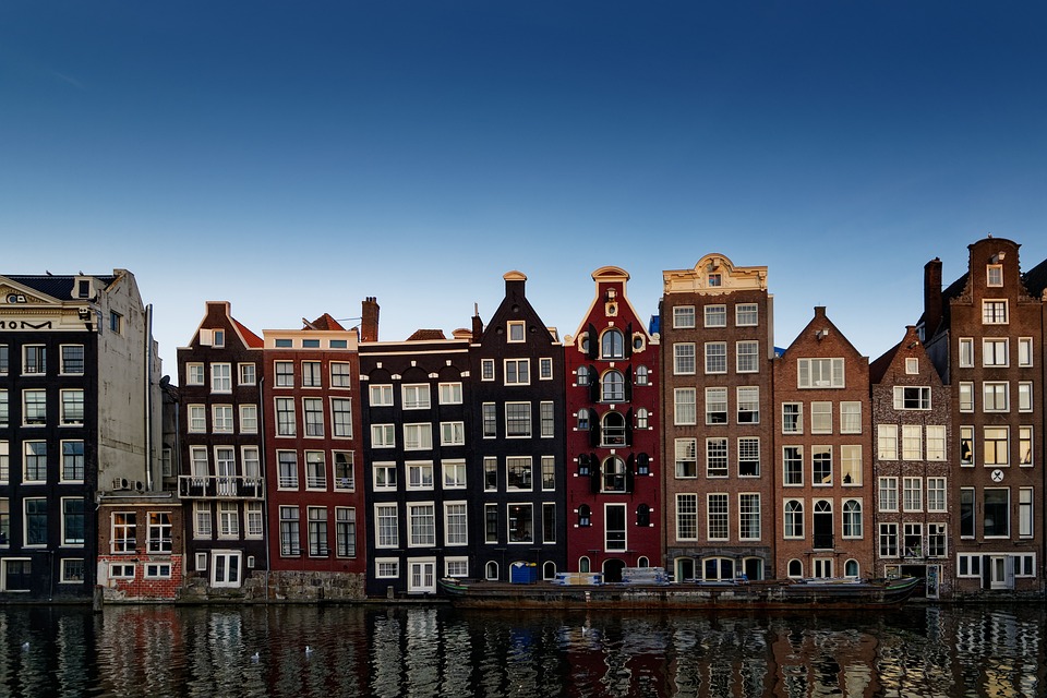 Descoperă frumusețile Amsterdamului: Orașul Canalurilor, Muzeul Van Gogh și Centrul Istoric!