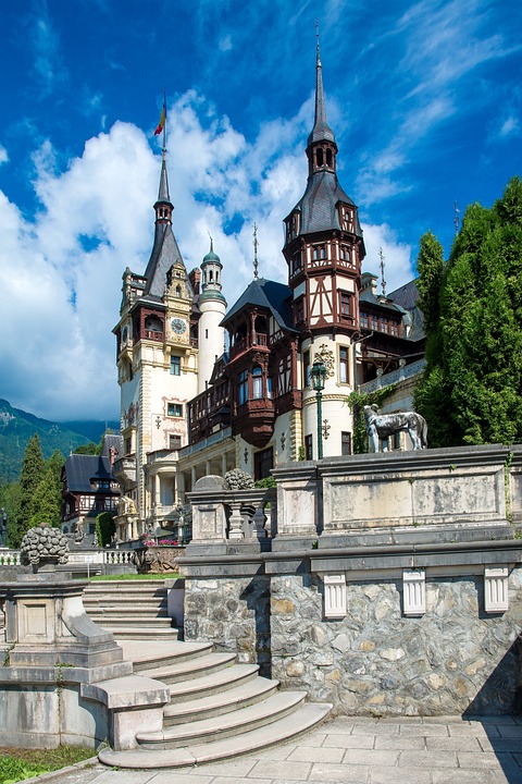 Nu în ultimul rând, o vizită la Castelul Bran este obligatorie pentru oricine ajunge în Brașov. Deși este adesea asociat cu legenda lui Dracula, castelul este de fapt un loc plin de istorie și mister.