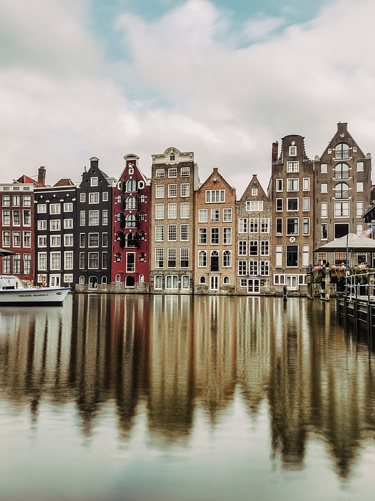 Descoperă Amsterdam: de la canalele pitorești la muzeele impresionante.