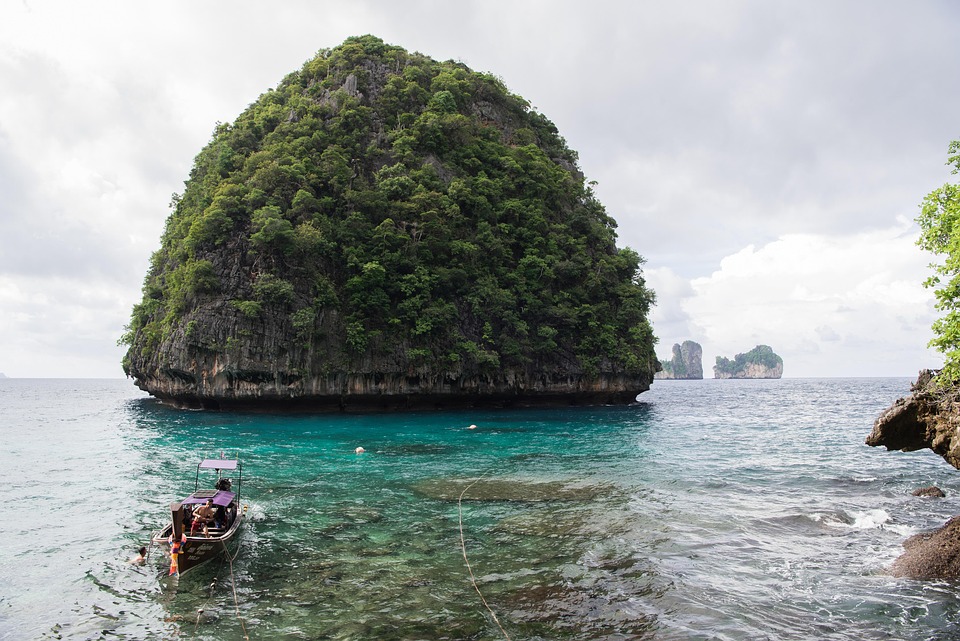 Descoperă frumusețile Phuketului: plaje exotice, temple budiste și natură luxuriantă te așteaptă în această destinație exotică din Thailanda.
