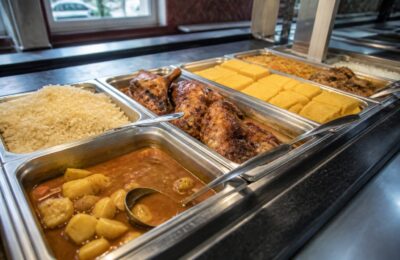În Eforie Nord prânzul începe de la 8 lei la autoservire iar restaurantele rămân mai scumpe