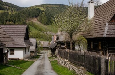 17 localnici din Vlkolínec împart satul UNESCO cu peste 100.000 de turiști pe an