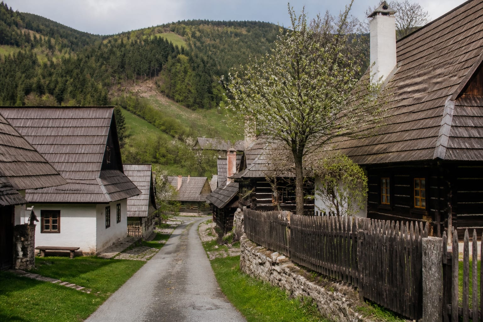 17 localnici din Vlkolínec împart satul UNESCO cu peste 100.000 de turiști pe an