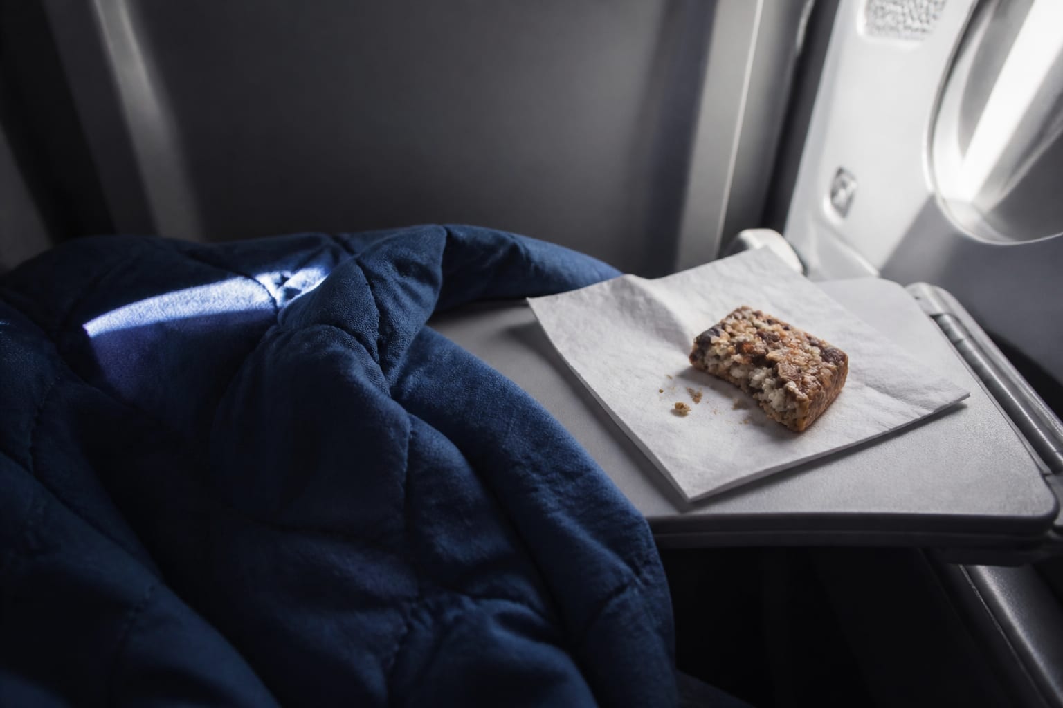 Jet lag-ul intestinal poate aduce balonare, constipație și oboseală după zborurile lungi