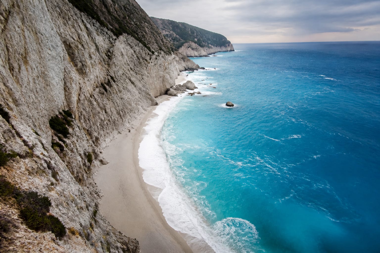 Lefkada poate însemna parcări de 10 euro, trafic dificil și sute de trepte spre plajele celebre