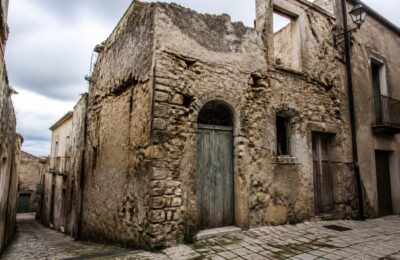 O casă cumpărată cu 1 euro în Sicilia a ajuns la 446.000 de dolari după renovare