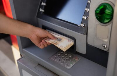 Retragerile de numerar în Turcia, Grecia și Bulgaria pot adăuga 2,5 lei plus 0,5% la o singură operațiune