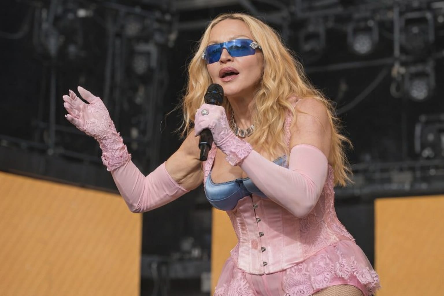 Madonna a petrecut în Corfu după ce a primit 11 nominalizări la VMA