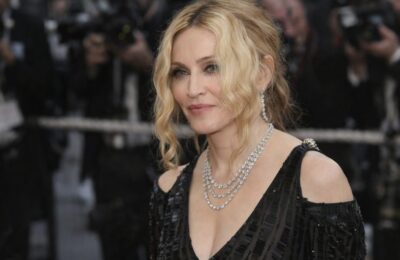 O aniversare în Grecia: Madonna între o vilă privată din Corfu și o mănăstire la Meteora