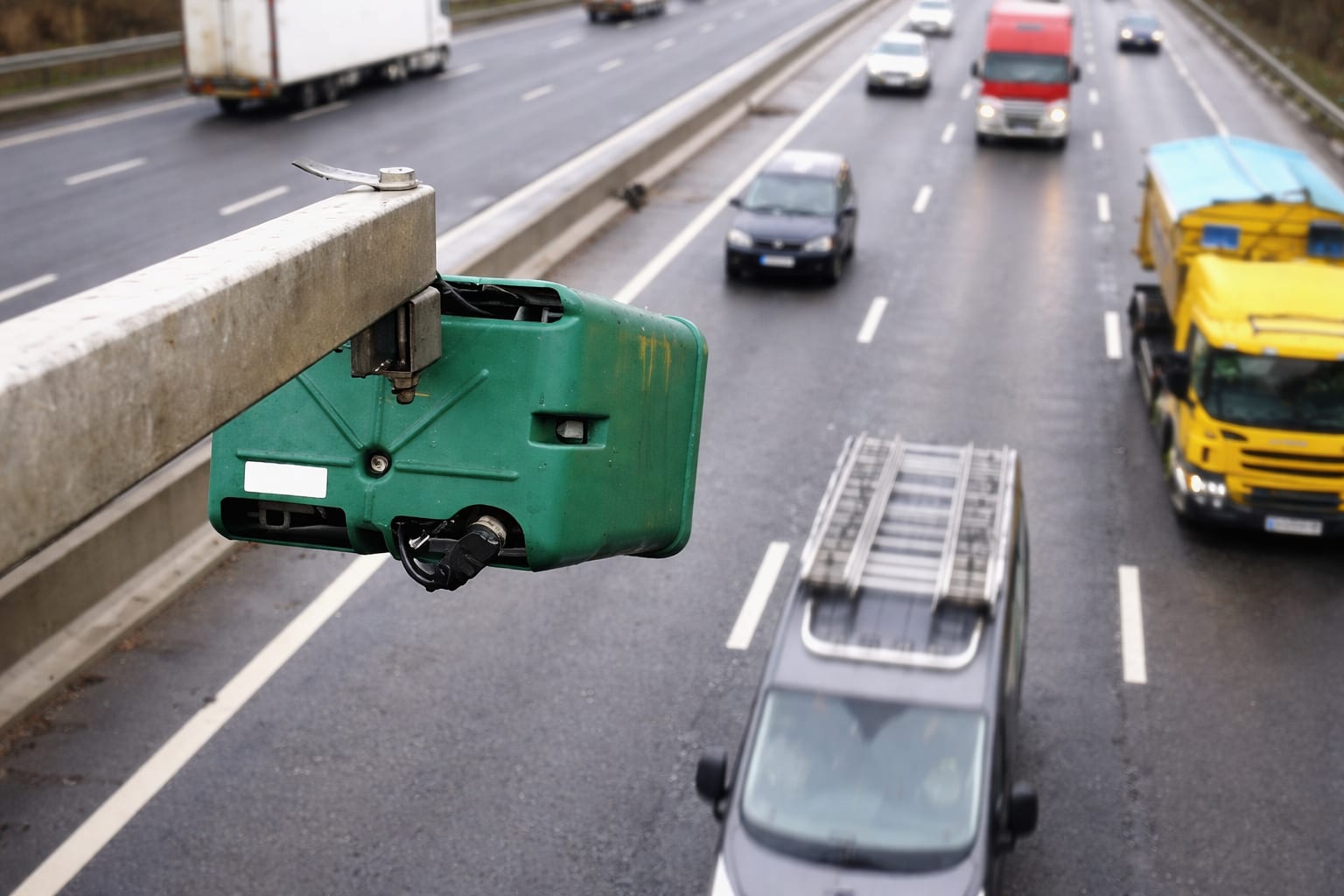 Spania a instalat radare care numără pasagerii din mașină pe autostrăzi