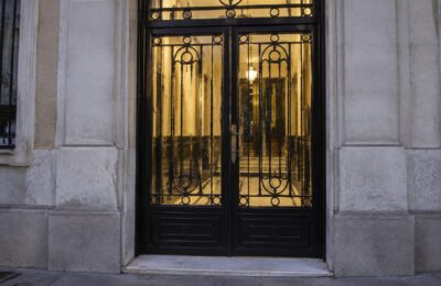 Sute de turiști au plătit pe Booking pentru o cazare inexistentă în Madrid