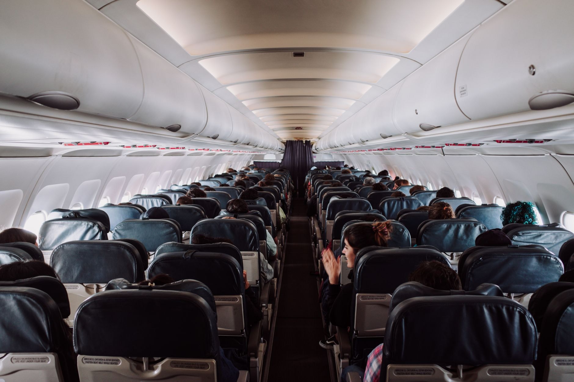 Pasageri în interiorul unui avion