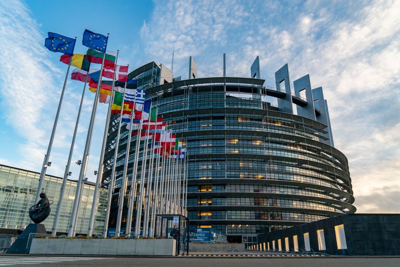 Steaguri și sediu oficial european