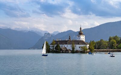 Oprire între München și Viena la lacul Traunsee. Cum se ajunge la castelul de pe apă și la băile din Bad Ischl