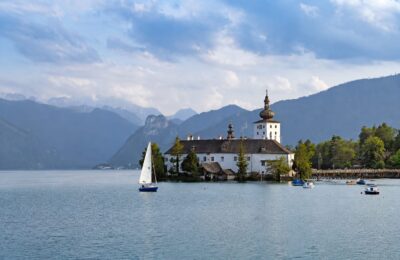 Oprire între München și Viena la lacul Traunsee. Cum se ajunge la castelul de pe apă și la băile din Bad Ischl