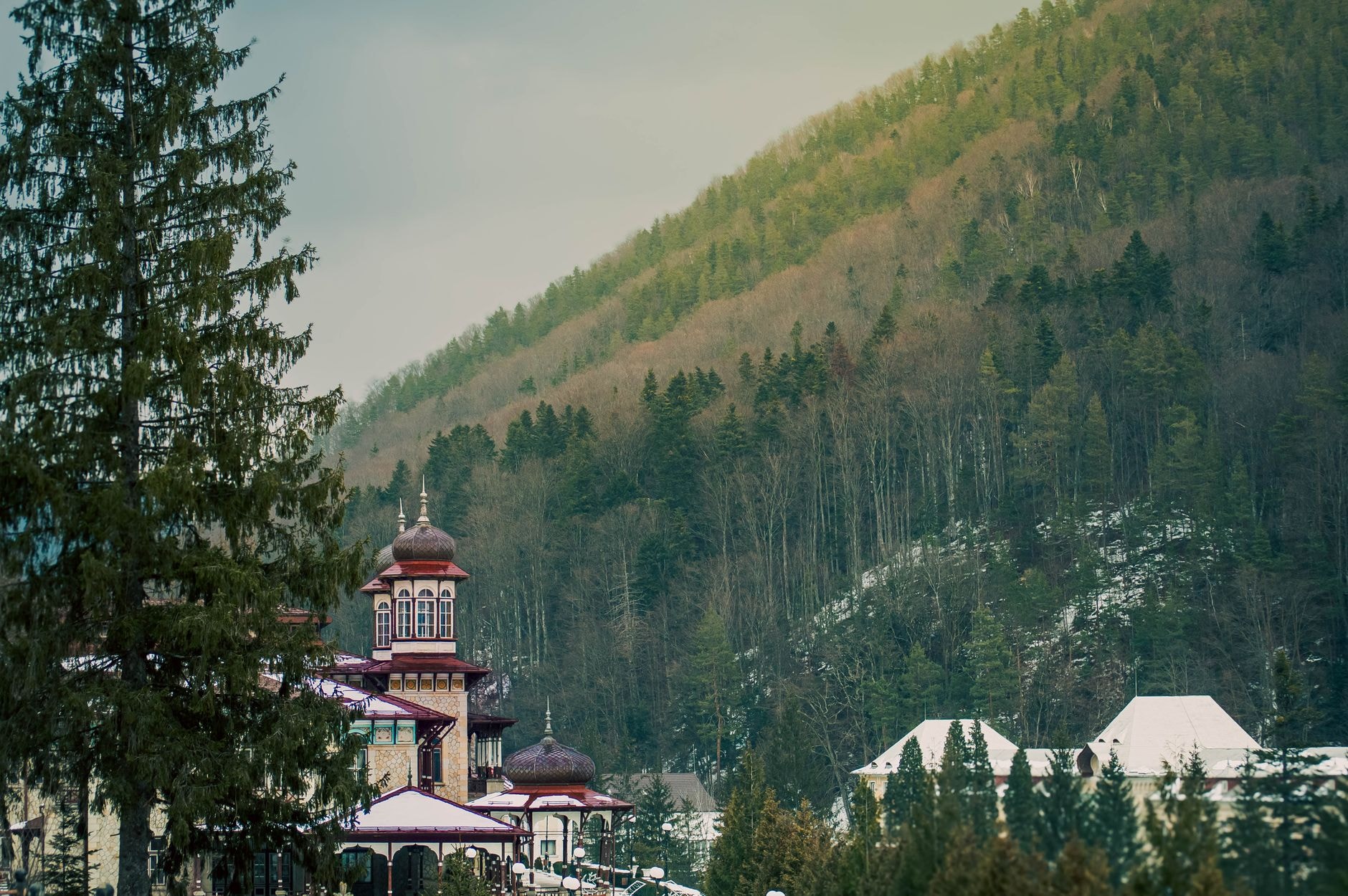 Peisaj montan cu clădiri turistice